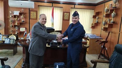 تكريم رئيس«شمال الدلتا»من قائد القاعدة الجوية بالمنصورة