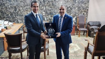جامعه النهضه تكرم المهندس رأفت شمعه رئيس مجلس اداره شركه مصر الوسطى لتوزيع الكهرباء