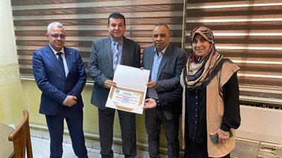 دعما للعناصر المتميزة.. رئيس «البحيرة للكهرباء» يكرم محاسب بالشئون المالية بعد حصوله على الدكتوراه