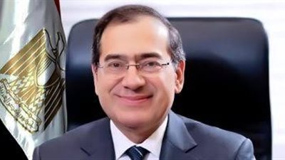 الأحد المقبل..وزير البترول يتفقد سير الأعمال بميناء الحمرا