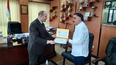 لكفاءته فى عمله..تكريم«فنى» بشمال الدلتا للكهرباء لبلوغه سن المعاش