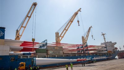 لأول مرة في مصر.. ميناء الأدبية يستقبل شحنة ريش محطات توليد الكهرباء من الرياح بطول 84 متراً