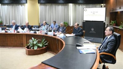 وزير البترول يعقد اجتماعاً مع مجلس إدارة الهيئة الاقتصادية للمثلث الذهبى