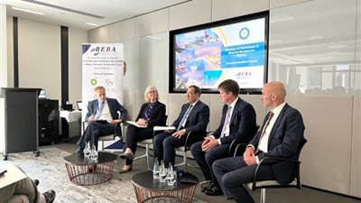 الملا يدعو الشركات والمؤسسات البريطانية لتمويل مشروعات خفض الكربون