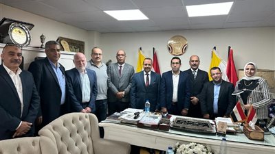 بعد تشكيلها..رئيس«العامة للمرافق»يلتقى قيادات نقابية ب«الخدمات الطبية»