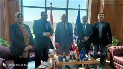 خلال لقائه محافظ السويس..رئيس«القناة للكهرباء»يستعرض ما يتم تنفيذه من أعمال بنطاق القطاع