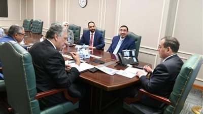 وزير البترول يلتقى وفد شركة «كوفبيك» الكويتية ويشيد بنجاح منطقة جيسوم