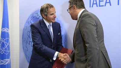 تسليم الصك الخاص بإتفاقية الأمان النووي على هامش فاعليات مؤتمر الوكالة الدولية للطاقة الذرية