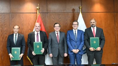 توقيع اتفاقيتين للخدمات الاستكشافية والانتاجية فى بعض مناطق الحقول المتقادمة بخليج السويس