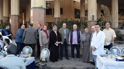 رئيس وقيادات الخدمات الطبية يشاركون فى إفطار رمضان مع العاملين 