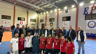 فريق انربك يحتفل بالفوز مع المهندس سيد الراوى بعد الحصول علي المركز الاول الدورة الرمضانية لقطاع البترول