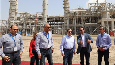 وزير البترول يتفقد سير العمل بمصنع الميثانكس بدمياط