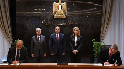 رئيس الوزراء يشهد توقيع محضري استلام الأرض لتنفيذ مشروعين لإنتاج الكهرباء من الرياح بسوهاج