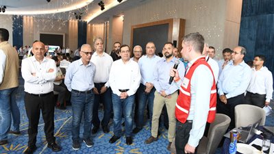 وزير البترول يتفقد سير العمل داخل غرفة إدارة المناورة البحرية