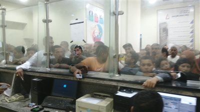 منذ الصباح..تكدس وازدحام المواطنين نتيجة توقف شحن كروت العدادات مسبقة الدفع 