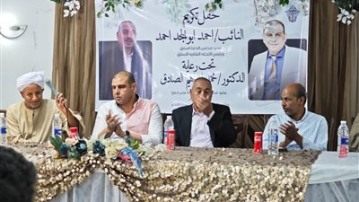 أخلاق الفرسان..إحتفالية لتكريم نقيب العاملين السابق ب«مصر العليا»للكهرباء 