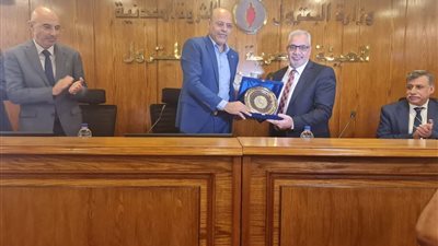 رئيس «عمال مصر» وقيادات«البترول» يشهدون تكريم النقابى البارز حسن محمد لبلوغه سن المعاش 