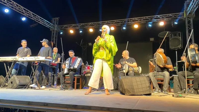 الفنانة هلا رشدي