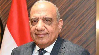 بسيارته الخاصة..وزير الكهرباء يصل شمال القاهرة للتوزيع