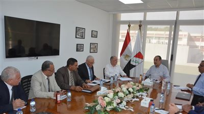 وزير قطاع الأعمال يجتمع بالأعضاء المنتدبين لشركات القابضة للصناعات المعدنية