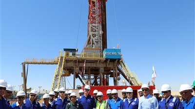 وزير البترول يتفقد الحفار البرى EDC 76  بحقول خالدة 