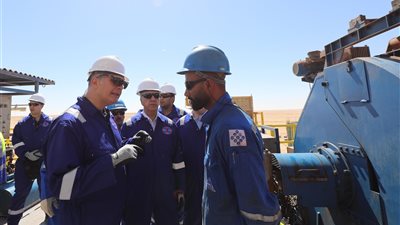وزير البترول يتفقد اعمال حفار بترولي بحقول خالدة بالصحراء الغربية