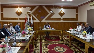 وزير قطاع الأعمال العام في اجتماع موسع مع الرؤساء التنفيذيين لشركات 