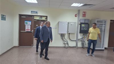 استمرار لجولاته المفاجئة..وزير الكهرباء يتفقد سير العمل بمحطة السويس البخارية