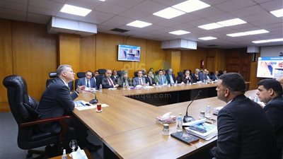 وزير البترول يعقد اجتماعاً موسعاً مع القيادات التنفيذية بهيئة الثروة المعدنية
