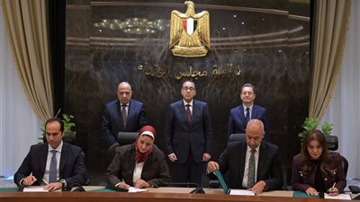 رئيس الوزراء يشهد توقيع مذكرتي تفاهم لانتاج الكهرباء من الطاقات الجديدة والمتجددة (شمسي و رياح)