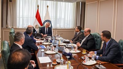 وزير البترول يلتقي وفد 