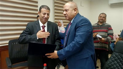 تكريم مدير عام المخازن بالقناة للكهرباء لبلوغه سن المعاش 