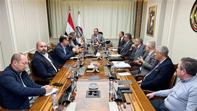 وزير قطاع الأعمال يلتقي وفدا من شركة 
