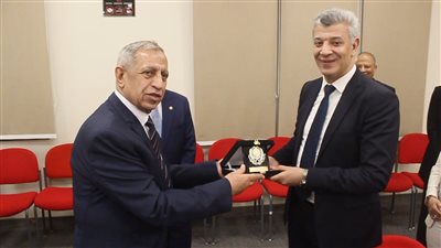 تقديرا لجهوده..محافظ أسوان يكرم رئيس جمعية مستثمرى بنبان