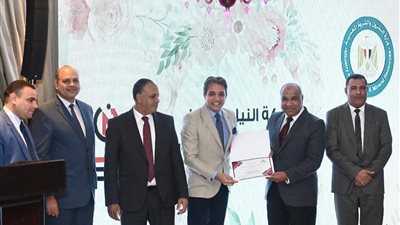 تقديرا لمجهوداته ٠٠تكريم مدير إدارة الإعلام والنشر بشركة 