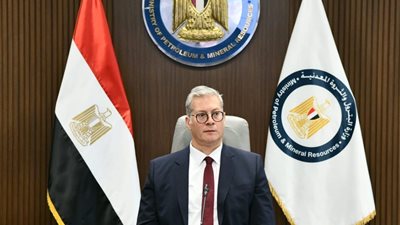 في السابعة مساءا.. وزير البترول يزور 