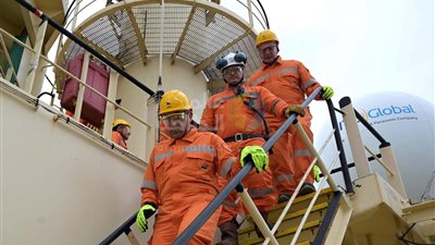 رئيس الوزراء يصل حفار ظُهر 