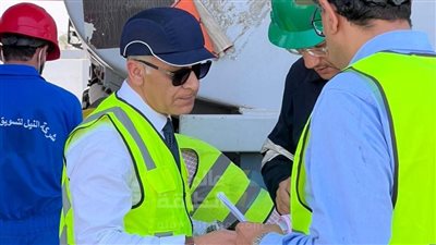 رئيس «النيل للبترول» يطمئن علي حالة أحد العاملين ويتابع سير العمل بمستودع جحدم