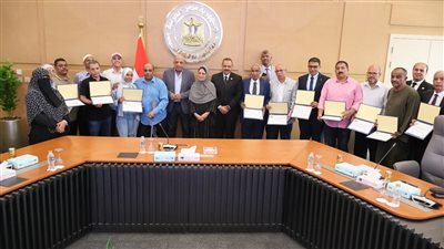 وزير الكهرباء يسلّم عدد من العاملين المتميزين رحلات عمرة مجانية