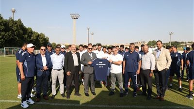 رئيس «إنبي» يستهل أولى جولاته بزيارة تحفيزية للفريق الأول للنادي