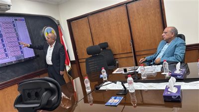 الوزير يتفقد غرفة عمليات المراقبة ومركز خدمات عملاء الشيخ زايد بشركة القناة لتوزيع الكهرباء