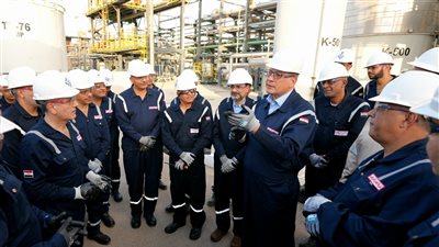 بدوي يتفقد مشروعات زيادة الإنتاج وترشيد الطاقة بـ “العامرية لتكرير البترول”