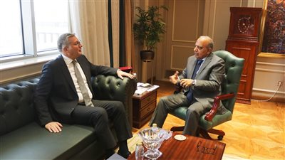 وزيرا الكهرباء والبترول يناقشان خطة العمل لخفض استخدام الوقود الأحفوري