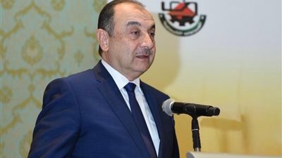 وزير قطاع الأعمال يكرم رئيسا