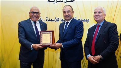 وزير قطاع الأعمال العام يكرم الشركات المصرية المشاركة في أعمال صيانة بشركة 