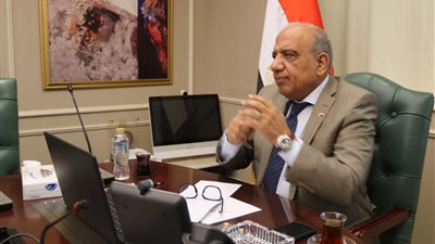 عبر تقنية الفيديو كونفرانس٠٠وزير الكهرباء يبحث مع مسئولي 