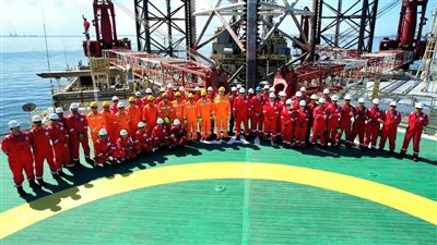 وزير البترول يتفقد الحفار البحري (القاهر-2) استعدادًا لحفر بئر جديدة لإيني الإيطالية في البحر المتوسط