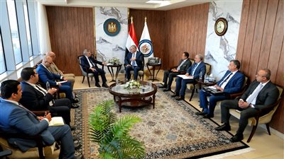 وزير البترول يبحث مع رئيس هيئة قناة السويس إقامة محطة لتسييل وتخزين الغاز الطبيعي ببورسعيد لتموين قاطرات الهيئة