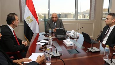 وزير الكهرباء يبحث مع 