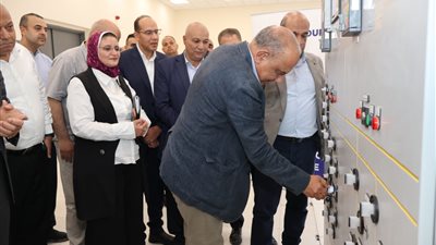 وزير الكهرباء يتفقد محطة محولات عيون موسى ويشهد إطلاق التيار الكهربائي لعدد من المحولات.. صور 